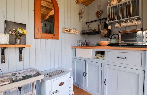 Brazzacott Cottage | SHEPHERDS RETREAT, pet friendly, with hot tub in Crackington Haven