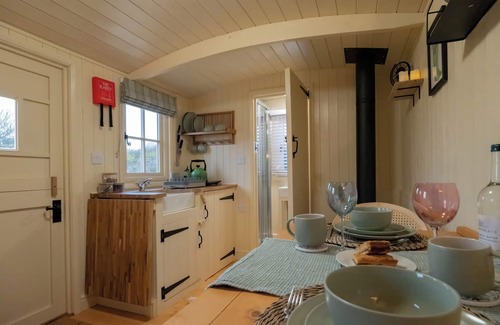 Brackley Cabin | Shepherdshut-cotswolds-petfriendly-woodburner