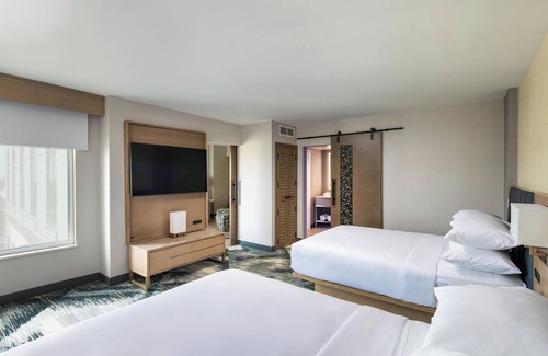 Crosswoods Hotel | Sheraton Suites Columbus Worthington