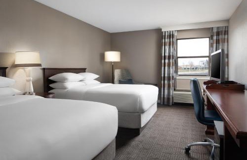 Maryland Heights Hotel | Sheraton Westport Lakeside Chalet
