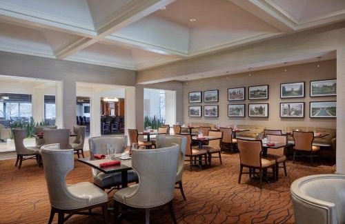 Maryland Heights Hotel | Sheraton Westport Lakeside Chalet