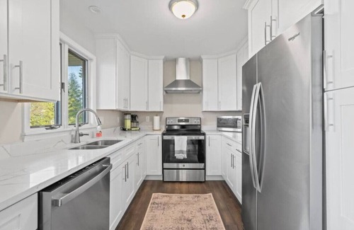 Lexington House | Sheridan Shores Escape - Hot Tub w Amazing Views!