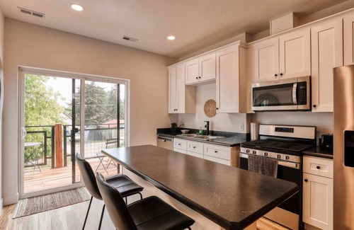 Sheridan Apartment | Sheridan Sojourn: 4 Units, 6 Beds Chic Suites