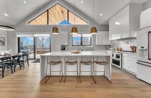 Sherkston House | Sherkston Oasis: Hot Tub, Sauna & Luxurious Escape