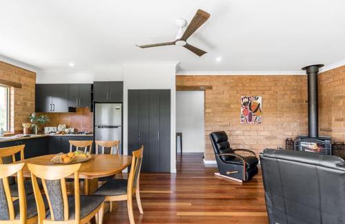 Sherwood House | Sherwood Cottages-Iron Bark -Peaceful Stay with Scenic Views