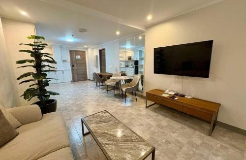 Malabanias Apartment | Sheryll Escapes - La Grande Phase 2, Grand KING Studio 517 with Balcony, Wifi & Netflix