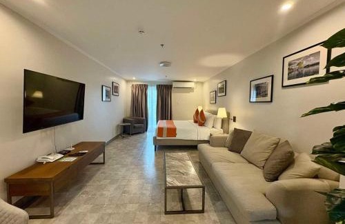 Malabanias Apartment | Sheryll Escapes - La Grande Phase 2, Grand KING Studio 517 with Balcony, Wifi & Netflix