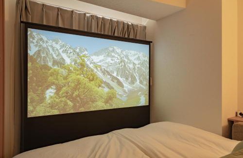 Chinatown Apartment | SHIKA HOME 横浜中華街-高級ファミリーカップル向けワイドキングベットホームシアター駅徒歩4分 長期滞在者向け定期清掃サービス Luxury Family CoupleRoom with Home Theater 2m Large Bed 4min to Station