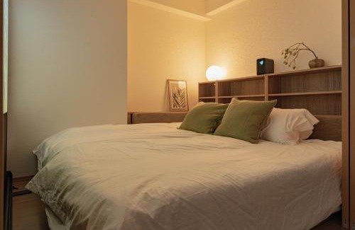 Chinatown Apartment | SHIKA HOME 横浜中華街-高級ファミリーカップル向けワイドキングベットホームシアター駅徒歩4分 長期滞在者向け定期清掃サービス Luxury Family CoupleRoom with Home Theater 2m Large Bed 4min to Station