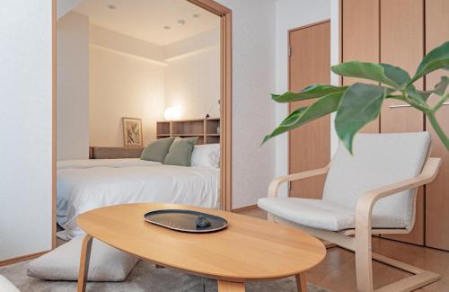 Chinatown Apartment | SHIKA HOME 横浜中華街-高級ファミリーカップル向けワイドキングベットホームシアター駅徒歩4分 長期滞在者向け定期清掃サービス Luxury Family CoupleRoom with Home Theater 2m Large Bed 4min to Station