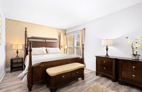 Gulf Gate Estates Apartment | Shiny oasis with lake view