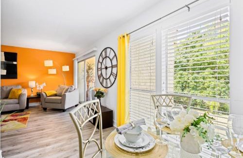 Gulf Gate Estates Apartment | Shiny oasis with lake view