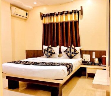 Shirdi Hotel | SHIRDI Hotel Sai Bala G Near Shri Sai Baba Temple - Fully Air Conditioned & Well Decorated Rooms - #Restaurant #Lift #Wi-fi #Parking Facilities - A Premium Hotel In SHIRDI