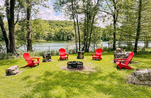 Clarkridge House | Shoals River Cabin- private boat dock, walk-in fishing access, sleeps 12