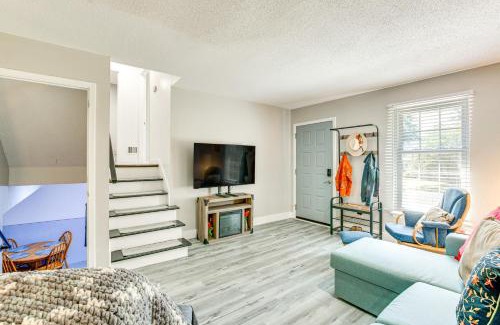 Overland Park House | Shop, Dine and Unwind Walkable Overland Park Home