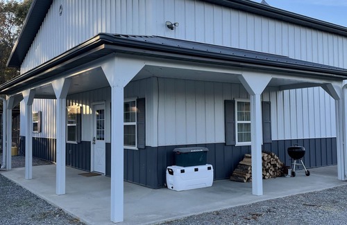 Grayridge House | Shop House located 8 miles from Otter Slough Conservation Area