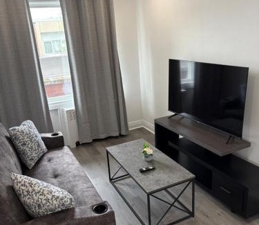 La Petite-Patrie Apartment | Shop & Stay Central 6