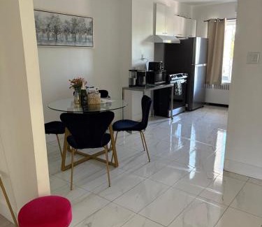 La Petite-Patrie Apartment | Shop & Stay Central 8