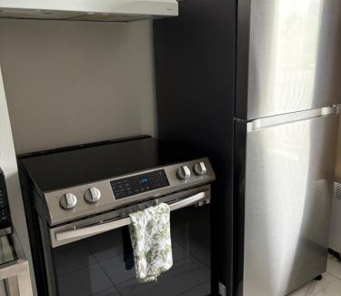 La Petite-Patrie Apartment | Shop & Stay Central 8