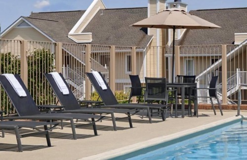Crestline Heights House | Shopping Spree at Riverchase Galleria Mall! 2 Spacious Units W/ Kitchen, Parking
