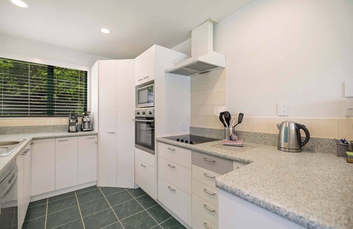Queenstown Apartment | Shore Rise, lake and mountain views Queenstown