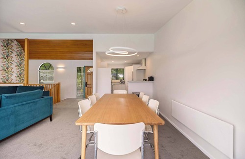 Queenstown Apartment | Shore Rise, lake and mountain views Queenstown