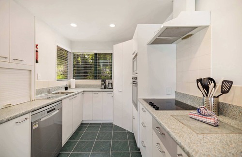 Queenstown Apartment | Shore Rise, lake and mountain views Queenstown