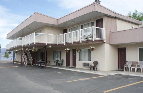 Okanagan-Similkameen Hotel | Shoreline Resort Condominiums