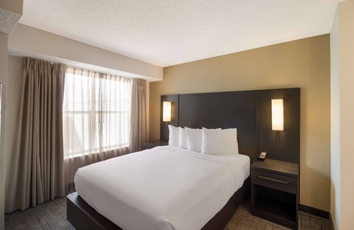 Richardson Resort | Short drive from Addison Airport! Pet-friendly, Breakfast, Pool, Tennis Court!