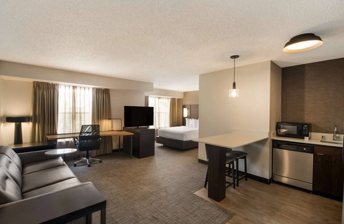 Richardson Resort | Short drive from Addison Airport! Pet-friendly, Breakfast, Pool, Tennis Court!