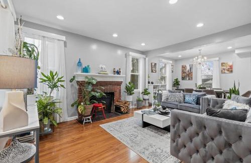 Coral Hills House | Short Drive to Capitol Hill-Convenient MD Homestay
