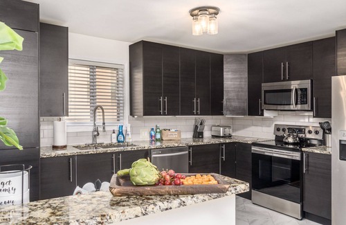 Victorian Village Condo | Short North Condo | Walkable + Parking | Laundry