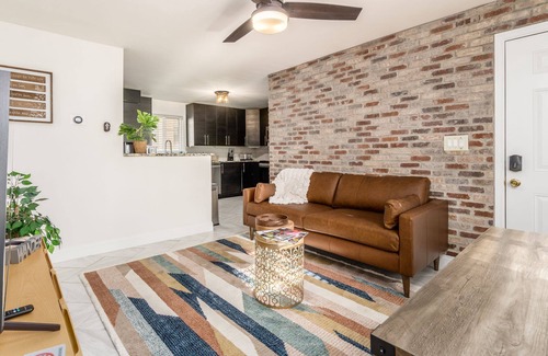 Victorian Village Condo | Short North Condo | Walkable + Parking | Laundry