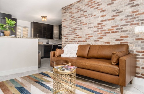 Victorian Village Condo | Short North Condo | Walkable + Parking | Laundry