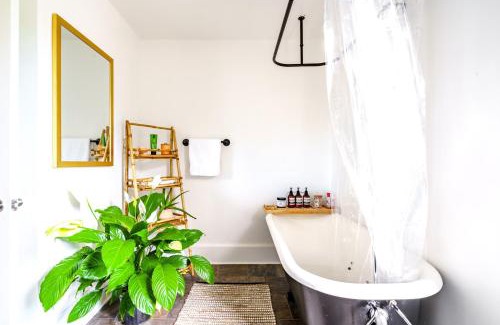 Victorian Village House | Short North Convention King Bed Free Parking!