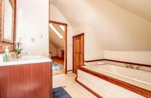 Victorian Village Apartment | Short North - PRIME Location - Free Parking