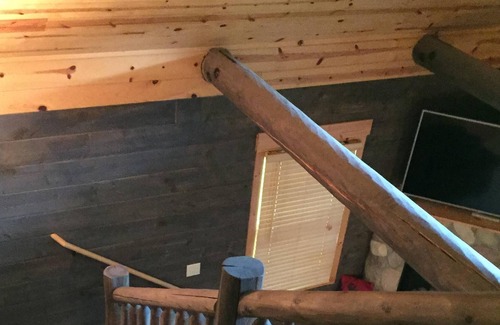 Garrison Cabin | Short Putt Cabin is a Beautiful Log Cabin on Scenic Northwood Hills Golf Course