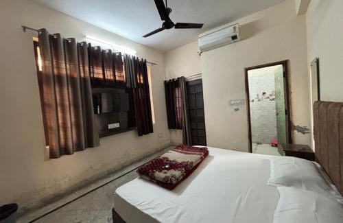 Dehradun House | Shree Ji Home Stay Peaceful & Comfortable Rooms in Dehradun
