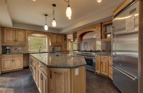 Black Bart House | Shuffleboard Table, Spa, Pool Table, Foosball, 5 mins to Heavenly, Lake, Casinos: Black Bart Estate