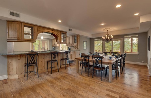 Black Bart House | Shuffleboard Table, Spa, Pool Table, Foosball, 5 mins to Heavenly, Lake, Casinos: Black Bart Estate