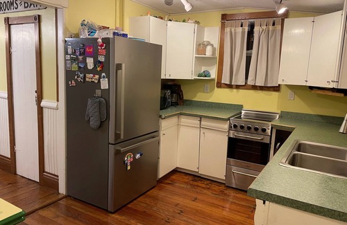 Lakeside Cottage | "ShuffleInn" - Adorable Historic Lakeside Cottage In Great Location