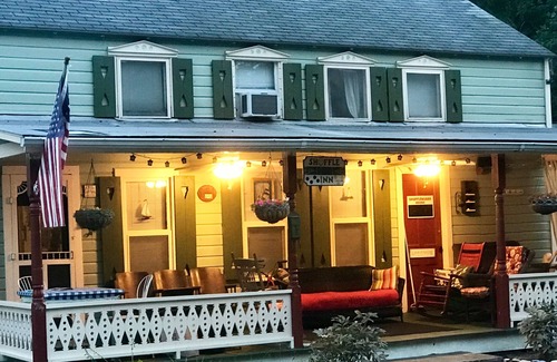 Lakeside Cottage | "ShuffleInn" - Adorable Historic Lakeside Cottage In Great Location