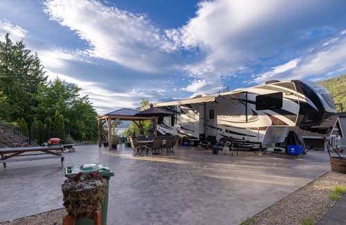 Blind Bay House | Shuswap Lake View Gorgeous RV