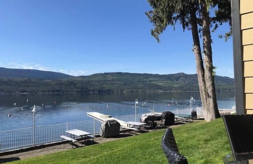 Anglemont Condo | Shuswap Lakefront 🏖️nWeekly rental - Saturday 3pm to Saturday 12pm nNO pets