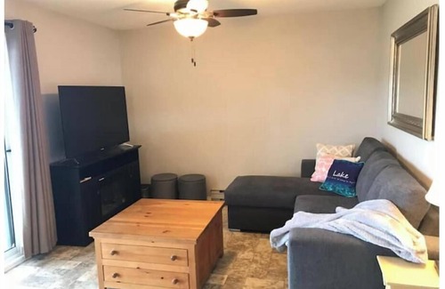 Anglemont Condo | Shuswap Lakefront 🏖️nWeekly rental - Saturday 3pm to Saturday 12pm nNO pets