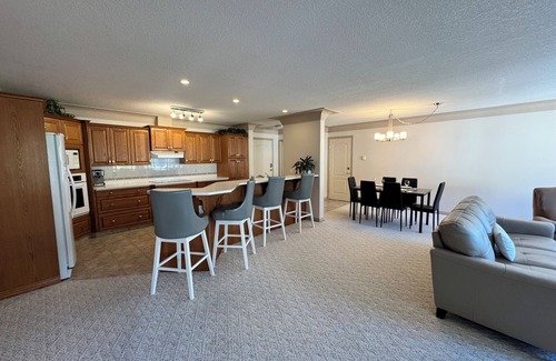 Sicamous Condo | Sicamous - Spacious canal front condo with boat slip