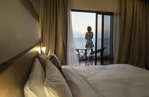 Freetown Bed & Breakfast | Sierra Palms Resort