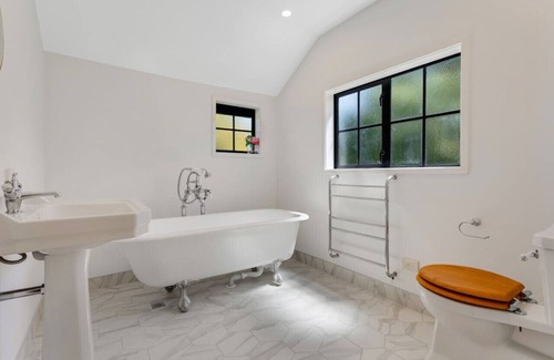 Dairy Flat House | Sierra Sky Manor located in Countryside