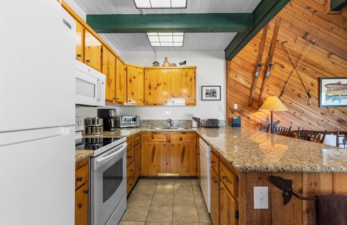 June Lake House | Sierra Suns 9, a townhome steps from the marina