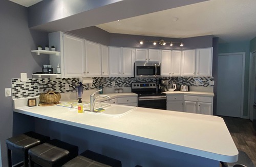 Lake Sarasota House | Siesta Key Beach Family Oasis - 3BR House with Heated Pool in Sarasota!n